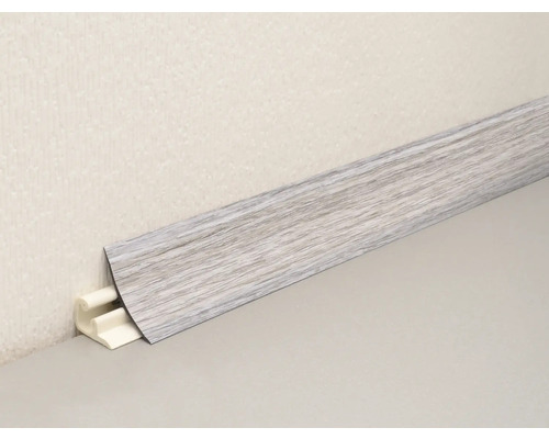 Plinthe avec structure en bois et clips de fixation