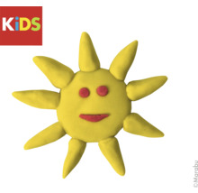 Gelbe Sonne aus Modelliermasse mit Gesicht