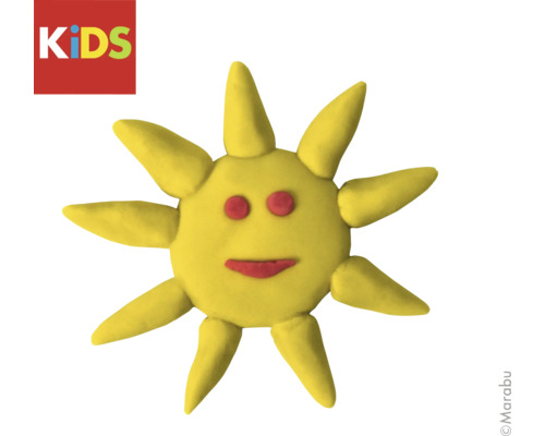 Gelbe Sonne aus Modelliermasse mit Gesicht