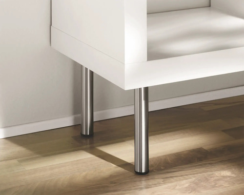 Detailansicht eines Möbelstücks mit Metallfüßen auf einem Holzboden.
