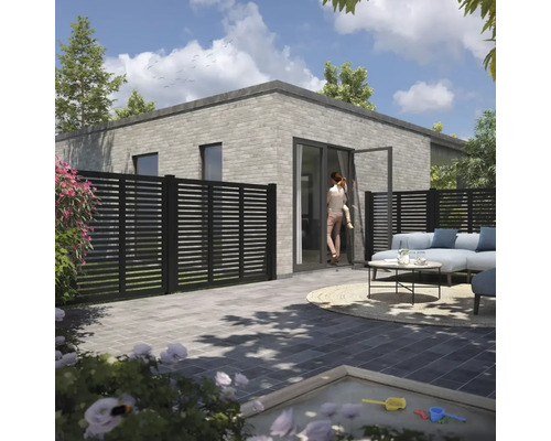 Scène de jardin moderne avec clôture d''intimité, terrasse et maison d''habitation