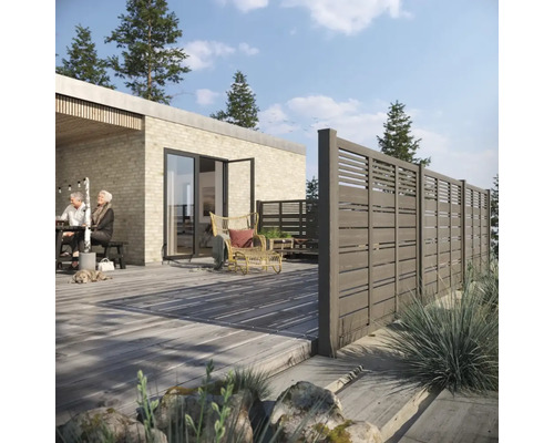 Espace extérieur avec terrasse en bois et écran d''intimité pour plus d''intimité et de protection contre le vent