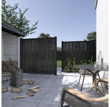 Espace extérieur avec clôture en bois et mobilier de jardin sur terrasse en pierre