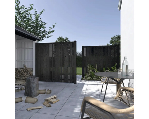 Espace extérieur avec clôture en bois et mobilier de jardin sur terrasse en pierre