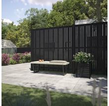 Scène de jardin avec une clôture en bois, un banc et une jardinière