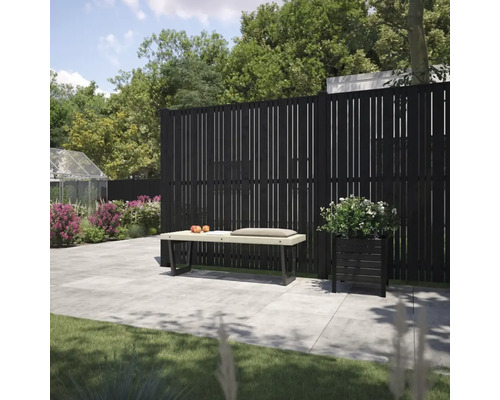 Scène de jardin avec une clôture en bois, un banc et une jardinière