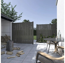 Scène de jardin avec éléments de clôture, mobilier de jardin et bois de chauffage