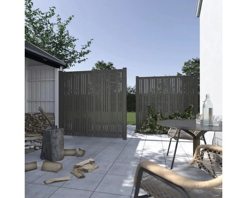 Scène de jardin avec éléments de clôture, mobilier de jardin et bois de chauffage
