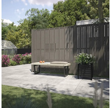 Vue de jardin avec brise-vue, banc et jardinière plantée