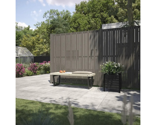 Vue de jardin avec brise-vue, banc et jardinière plantée
