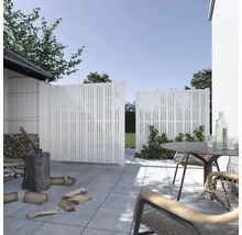 Jardin avec clôture d''intimité blanche et coin salon