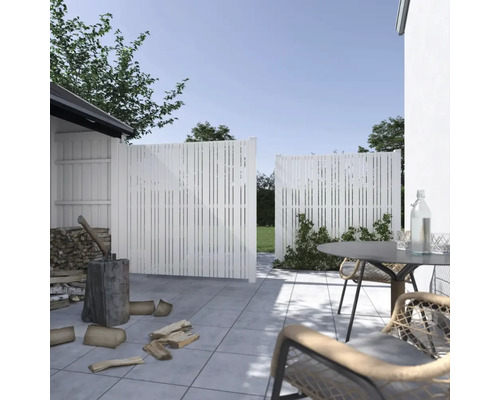 Jardin avec clôture d''intimité blanche et coin salon