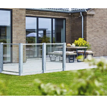 Terrasse avec pare-vent et coin salon devant une maison d''habitation