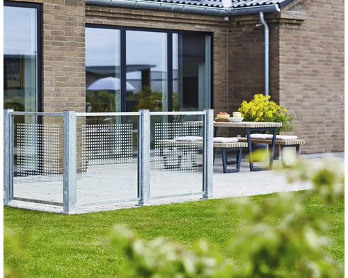 Terrasse avec pare-vent et coin salon devant une maison d''habitation