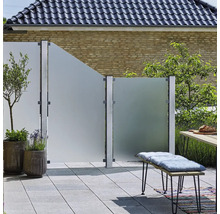 Terrasse avec pare-vue en verre, pots de fleurs et banc