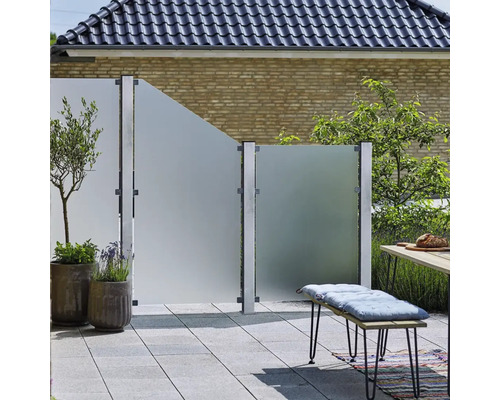 Terrasse avec pare-vue en verre, pots de fleurs et banc
