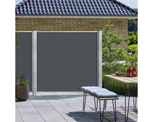 Clôture d''intimité en bois et métal sur une terrasse avec table et banc