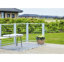 Scène de terrasse avec banc, tapis d''extérieur, panier de fleurs et balustrade