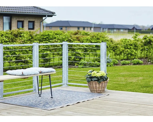 Scène de terrasse avec banc, tapis d''extérieur, panier de fleurs et balustrade