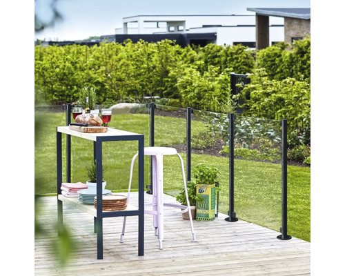 Scène de jardin avec clôture en verre, table de bar et tabouret de bar sur terrasse en bois