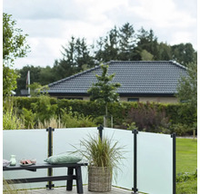 Terrasse avec pare-vent, banc et jardinière