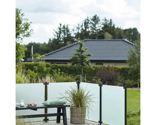 Terrasse avec pare-vent, banc et jardinière