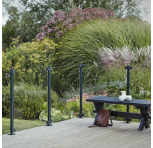 Terrasse avec garde-corps en verre, banc et jardin