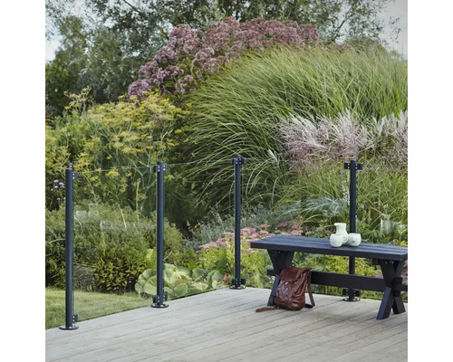 Terrasse avec garde-corps en verre, banc et jardin
