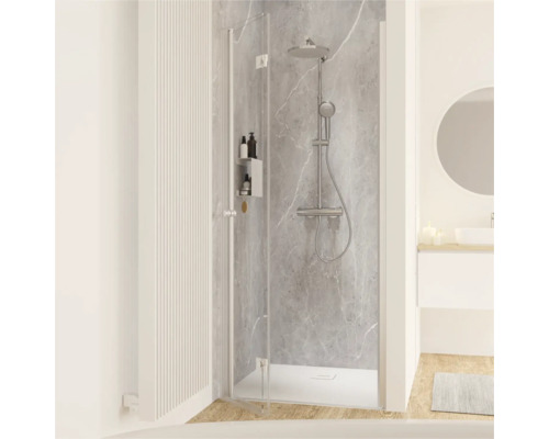 Badezimmer mit Duschkabine, Armatur und Ablage