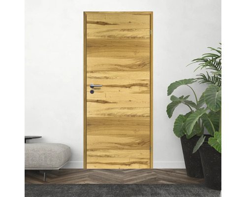 Porte en bois avec poignée de porte dans une pièce lumineuse