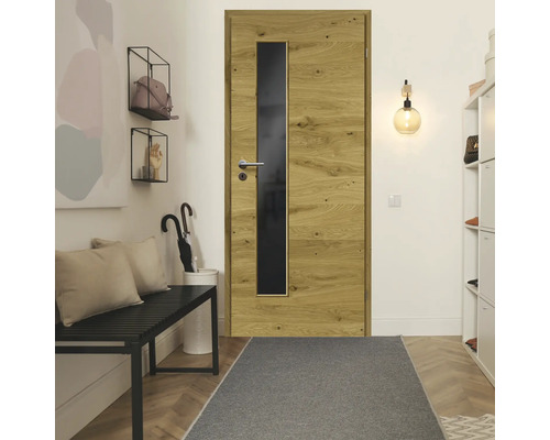 Eingangsbereich mit Innentür aus Holz mit Glaseinsatz, Bank und Teppich