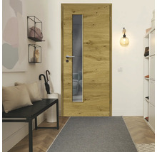 Eingangsbereich mit Holztür und Glaseinsatz