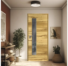 Porte intérieure en bois avec insert en verre dans un couloir lumineux