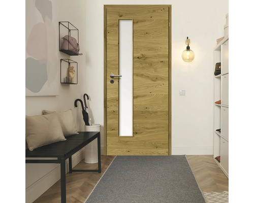 Entrée avec porte en bois avec insert en verre et paillasson gris