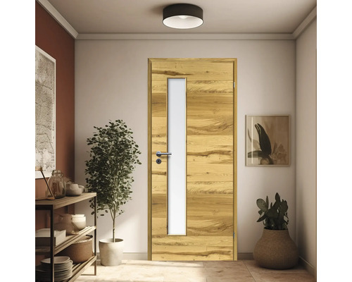 Porte intérieure en bois avec insert en verre dans un couloir