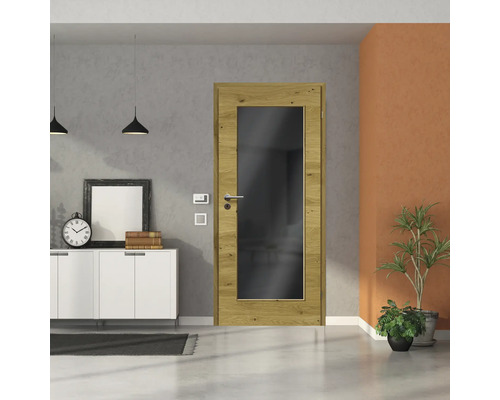 Porte intérieure avec insert en verre et cadre en bois dans une pièce lumineuse et moderne.