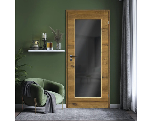 Holztür mit Glaseinsatz in einem stilvollen Wohnraum