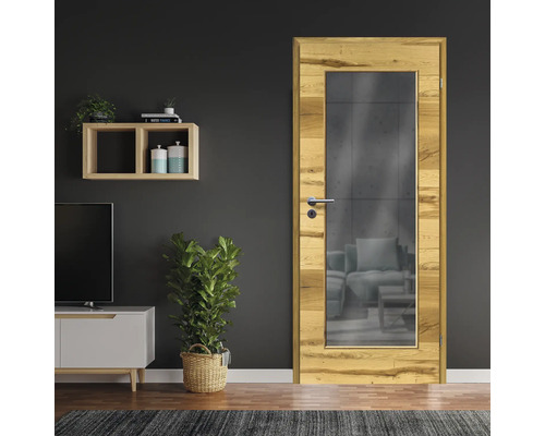 Porte intérieure avec cadre en bois et insert en verre dans un espace de vie