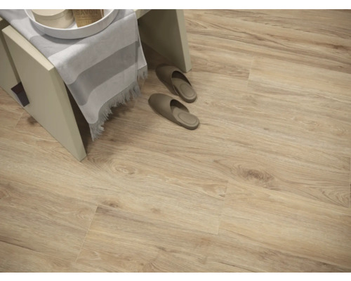 Carrelage de sol posé aspect bois avec tabouret de salle de bain et chaussons