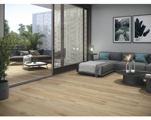 Un sol en bois clair relie l''intérieur et l''extérieur avec le salon, la terrasse et les meubles de jardin