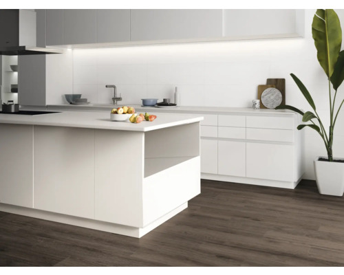 Helle Küche mit Kücheninsel, Spüle und Holzfußboden.