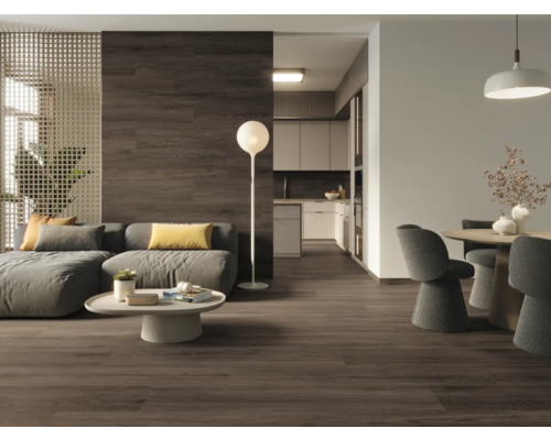 Salon avec canapé, table, chaise et plancher en bois