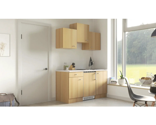 Küche mit Unterschränken, Oberschränken, Spüle und Fenster