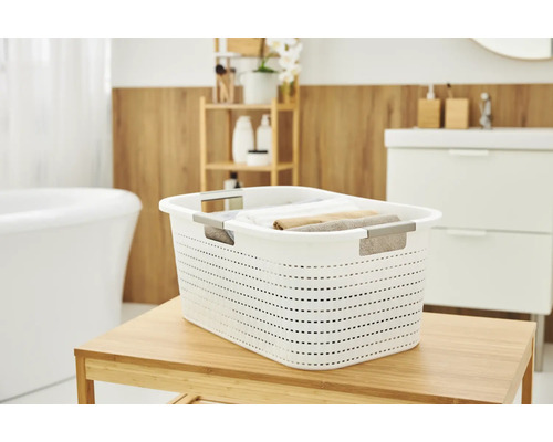 Wäschekorb aus Kunststoff auf einem Regal im Badezimmer.