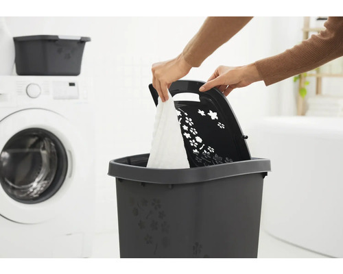 Wäschekorb mit Deckel und Blumenmuster im Badezimmer