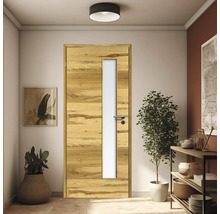 Holztür mit Glaseinsatz in einem hellen Flur