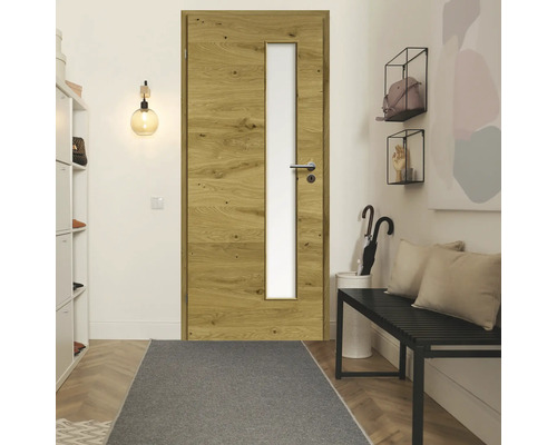 Espace d''entrée avec porte en bois avec insert en verre