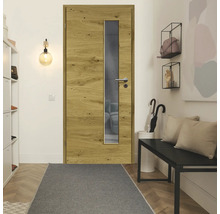 Holztür mit Glaseinsatz in einem Flur