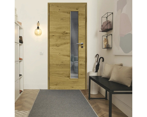 Porte en bois avec insert en verre dans un couloir