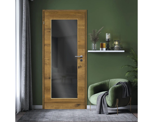 Porte en bois avec insert en verre dans un espace de vie.